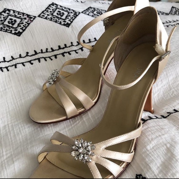 VINTAGE ivory heels - Picture 2 of 3